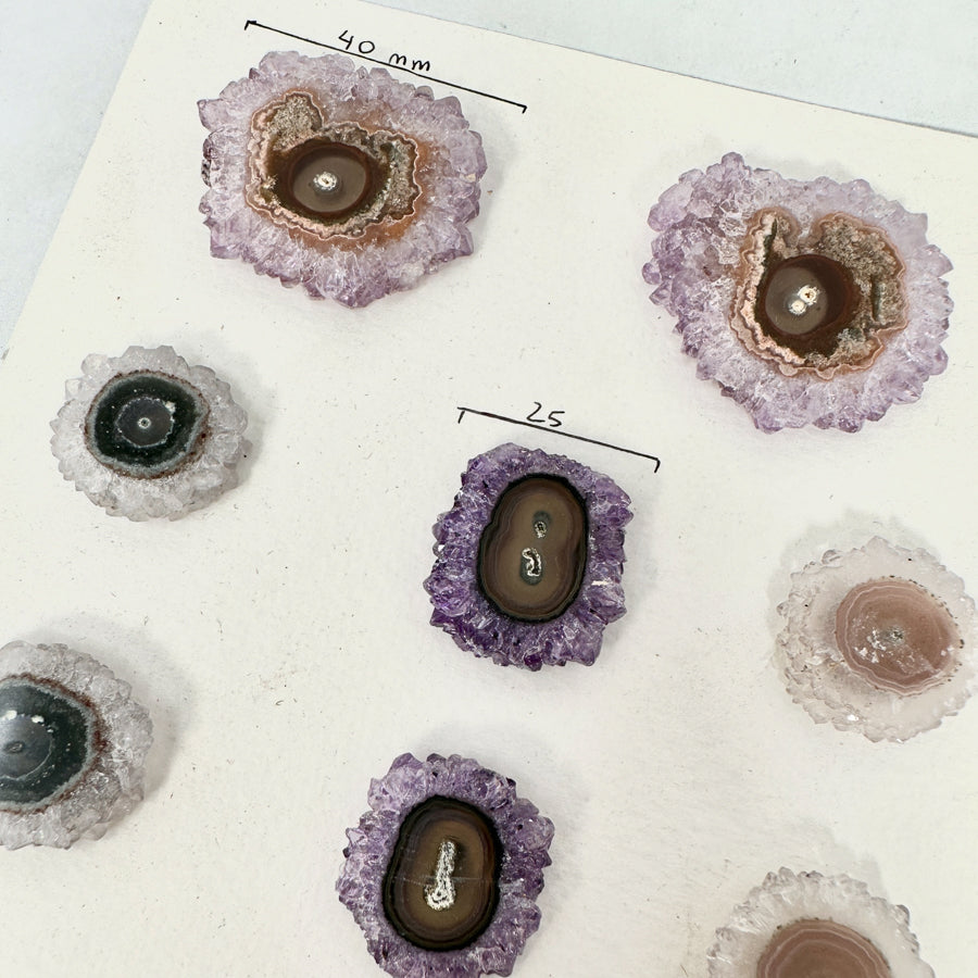 Amethyst-Quarz-Grünjaspis-Stalaktiten-Scheiben mit lebendiger Mineralstruktur