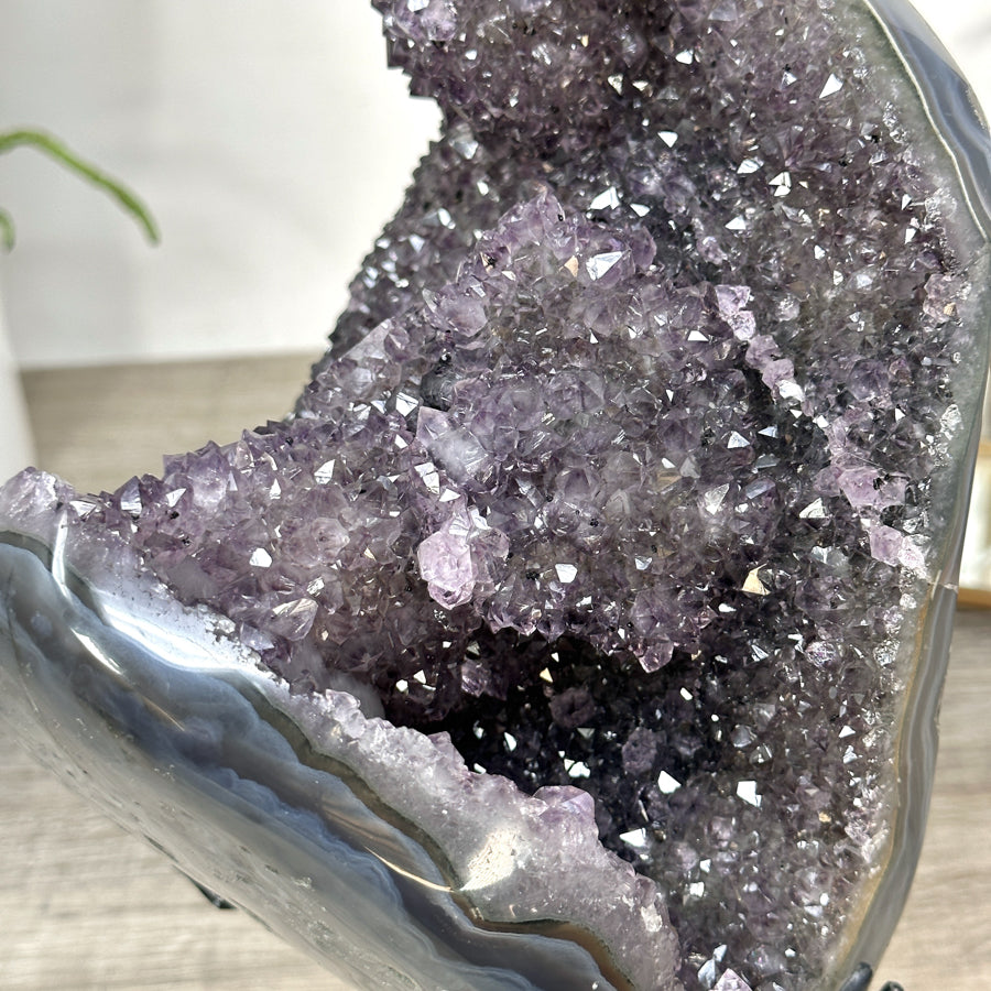 Amethyst-Achat-Exemplar mit integrierten Hämatit-Formationen
