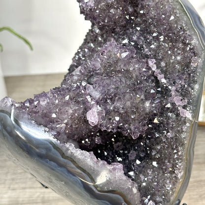 Amethyst-Achat-Exemplar mit integrierten Hämatit-Formationen