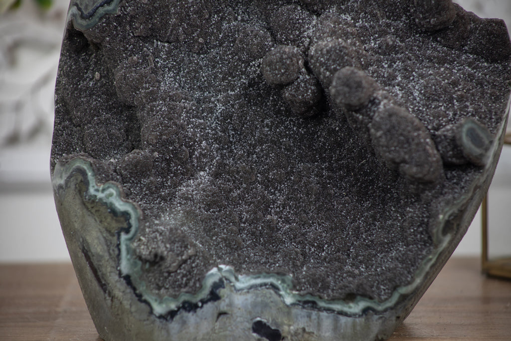 Schwarze Amethyst-Kathedrale XXL mit ausgeprägter dunkelvioletter Kristallzone, in hochwertiger Naturqualität