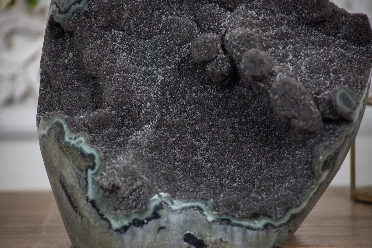 Schwarze Amethyst-Kathedrale XXL mit ausgeprägter dunkelvioletter Kristallzone, in hochwertiger Naturqualität