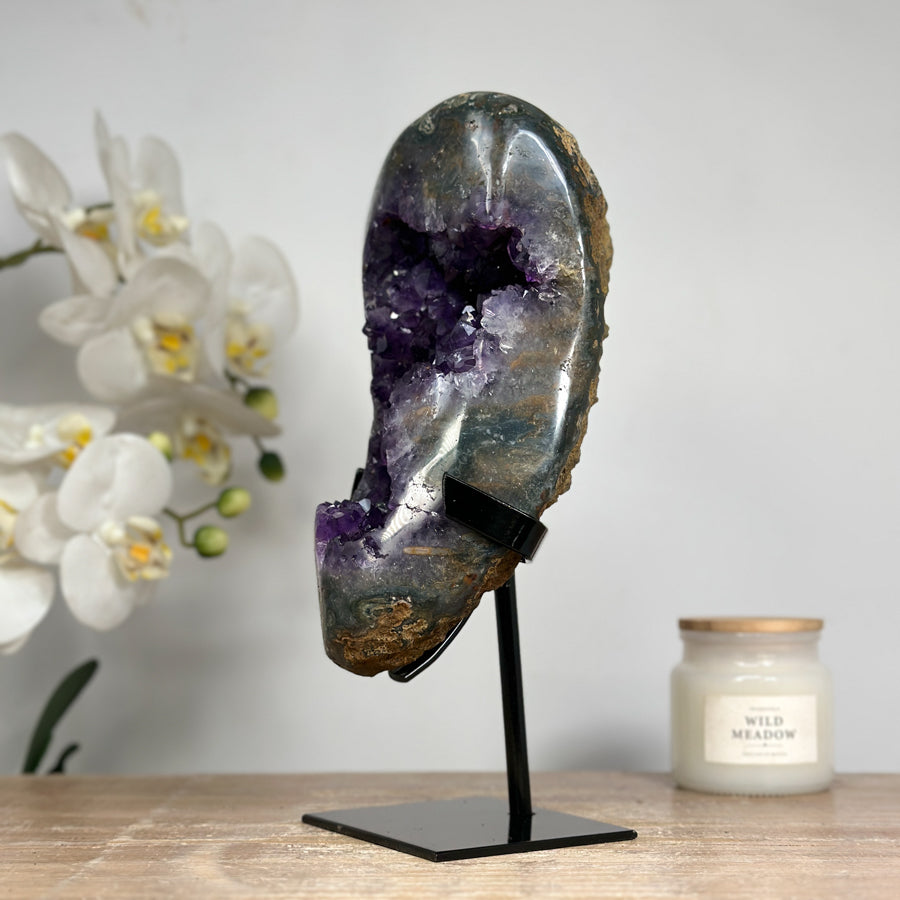 Amethyst-Geode mit skulpturaler Kristallarchitektur