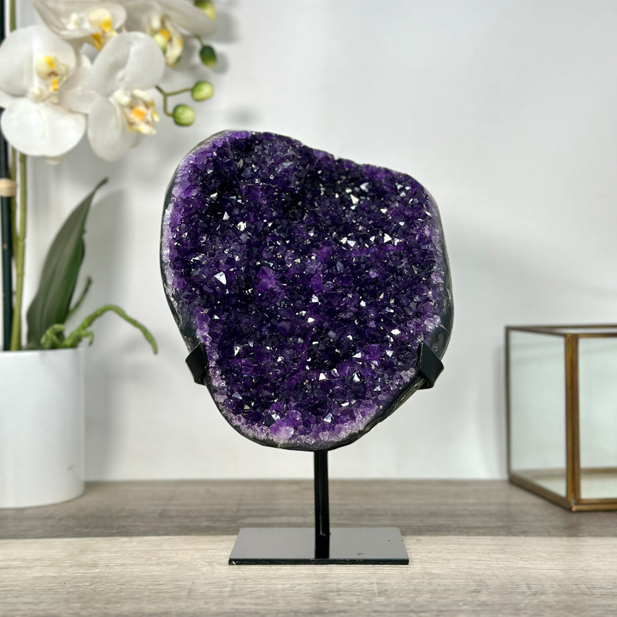 Amethyst-Cluster mit voluminösen, tiefvioletten Kristallformationen