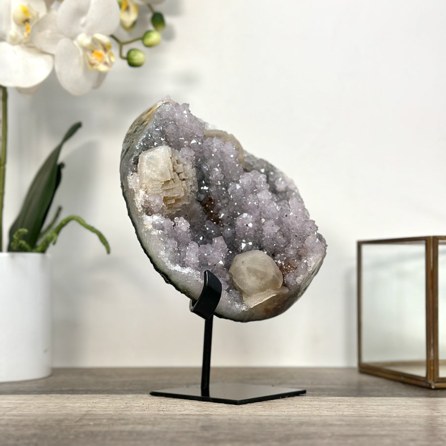 Amethyst-Kalzit-Kristallcluster mit vertikal gewachsener Tropfsteinbildung