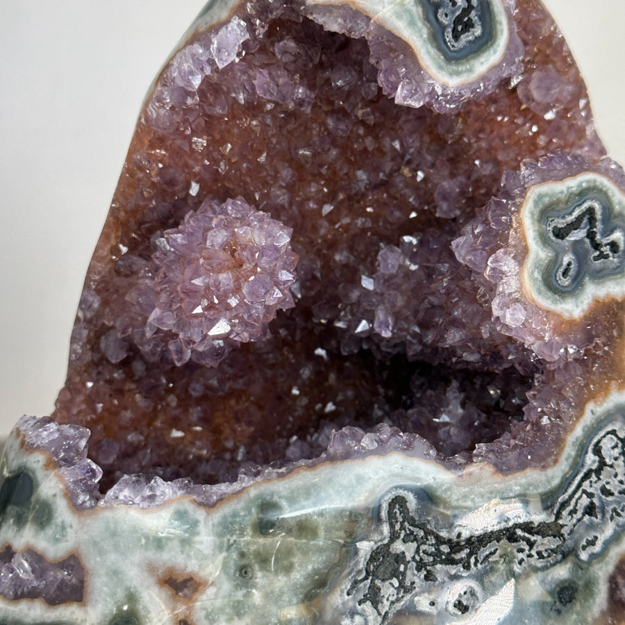 Jaspis-Amethyst-Kristall mit spannungsreicher, grün durchzogener Matrix, in ausgewählter Spitzenqualität