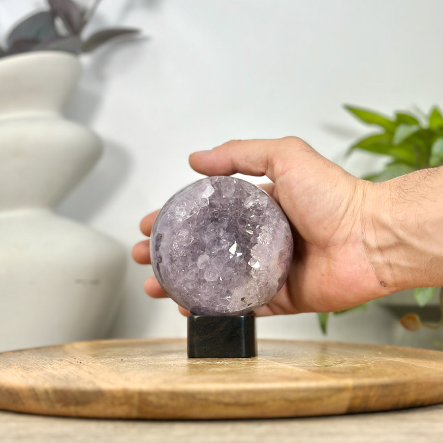Amethyst-Sphäre mit glänzender Druzy-Oberfläche