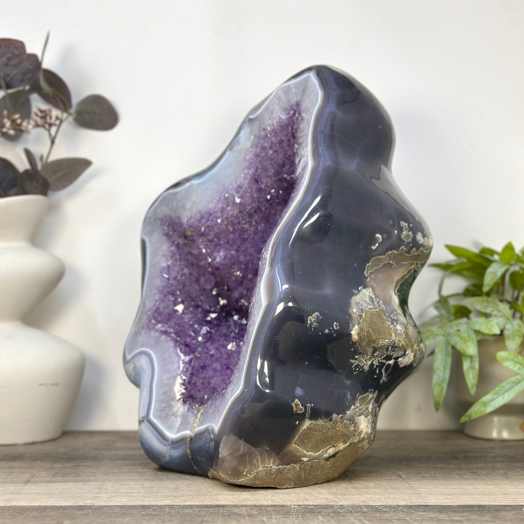 Amethyst-Geode groß mit fließender Kristallform und blauer Achat-Bänderung