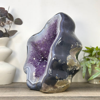 Amethyst-Geode groß mit fließender Kristallform und blauer Achat-Bänderung