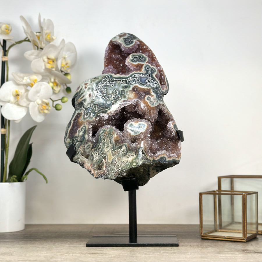 Jaspis-Amethyst-Kristall mit spannungsreicher, grün durchzogener Matrix, in ausgewählter Spitzenqualität