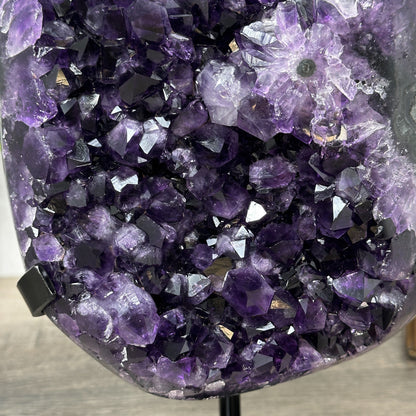 Amethyst-Kristallcluster mit gleichmäßig gewachsener Spitzenzone, in ausgewählter Spitzenqualität