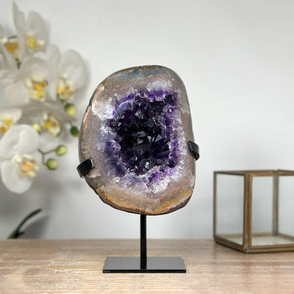 Amethyst-Kristallgeode mit eleganter Quarz-Schale
