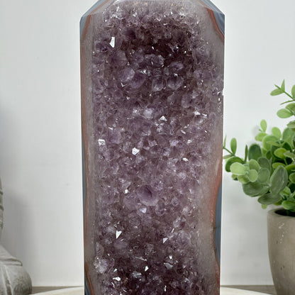Blaugebänderter-Achat-Amethyst-Obelisk mit markanter Mineralienstruktur