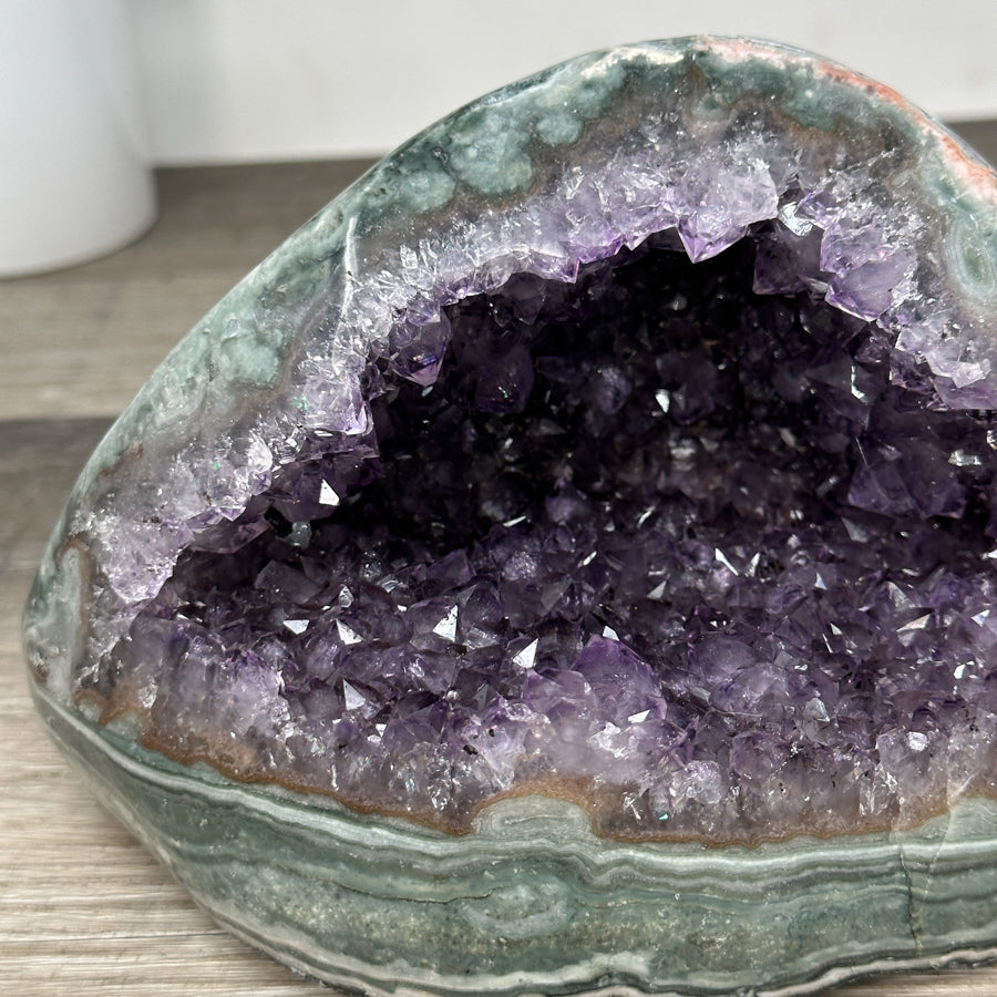 Amethyst-Geode mit strukturierter Jaspis-Schale