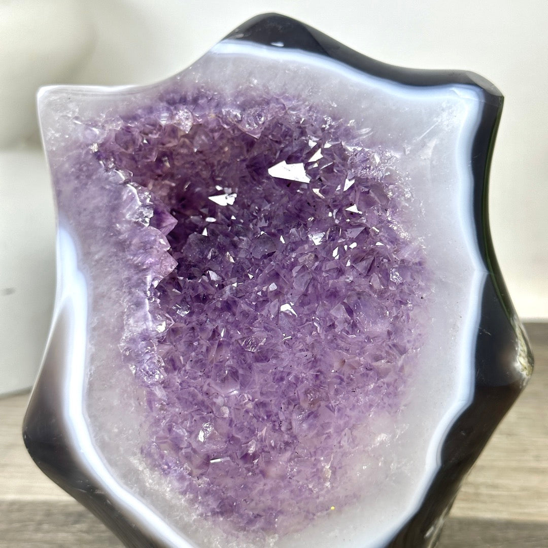 Amethyst-Skulptur mit einzigartiger Kristallarchitektur und Quarz-Einschlüssen