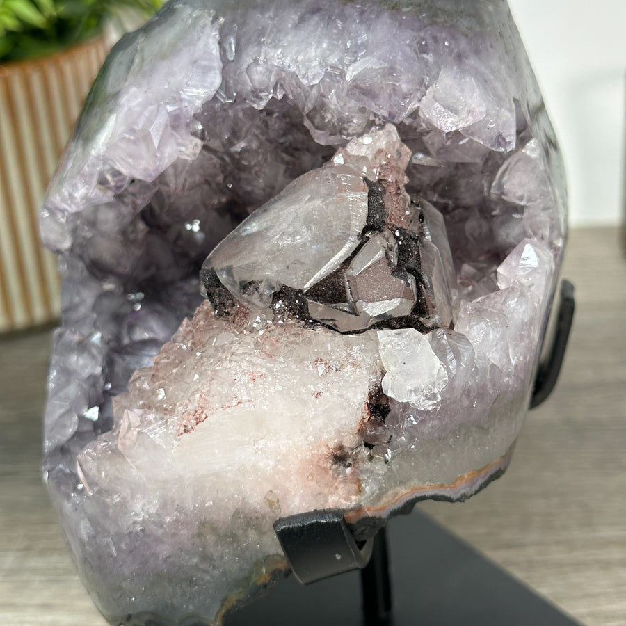 Amethyst-Geode mit markanter Kalzit-Einlagerung