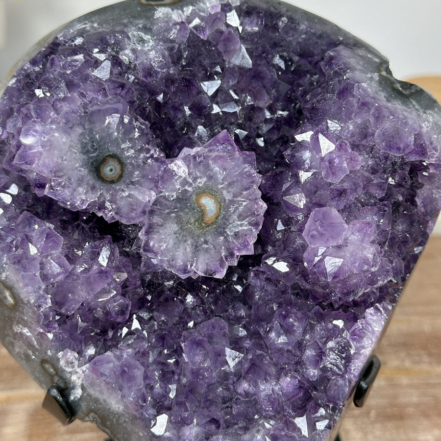 Amethyst-Geode mit ausgeprägten, anmutigen Stalaktitenaugen