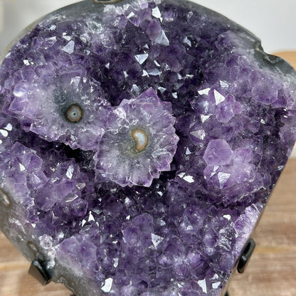 Amethyst-Geode mit ausgeprägten, anmutigen Stalaktitenaugen