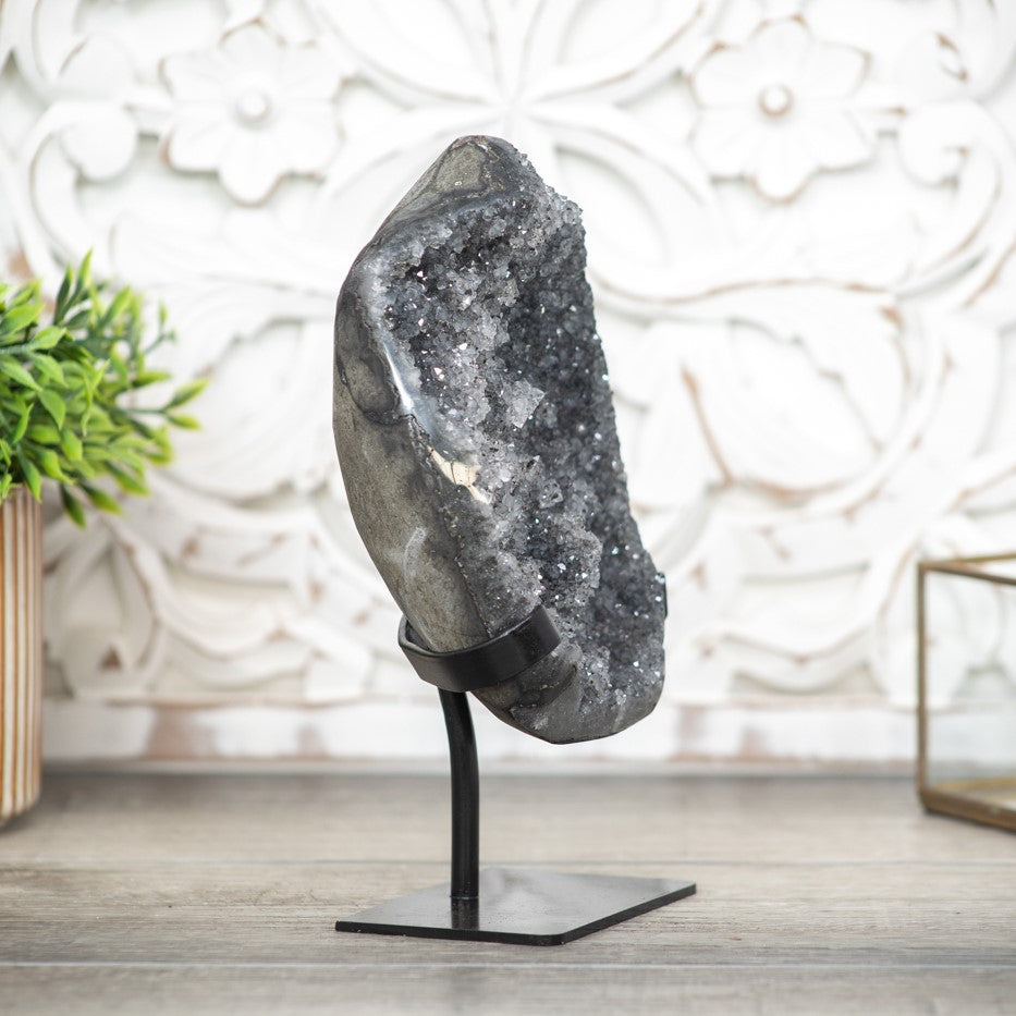 Graue Quarz-Geode mit dichter Stalaktitenstruktur, in hochwertiger Naturqualität