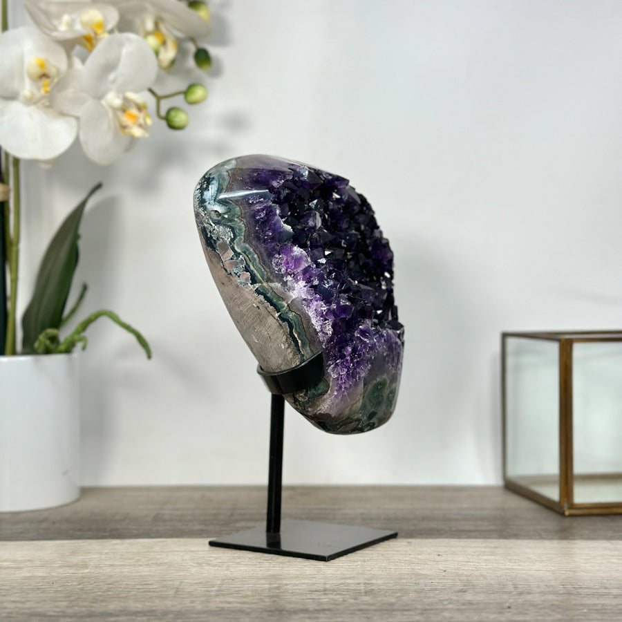 Amethyst-Cluster mit satt dunkelvioletter, kompakter Kristallstruktur
