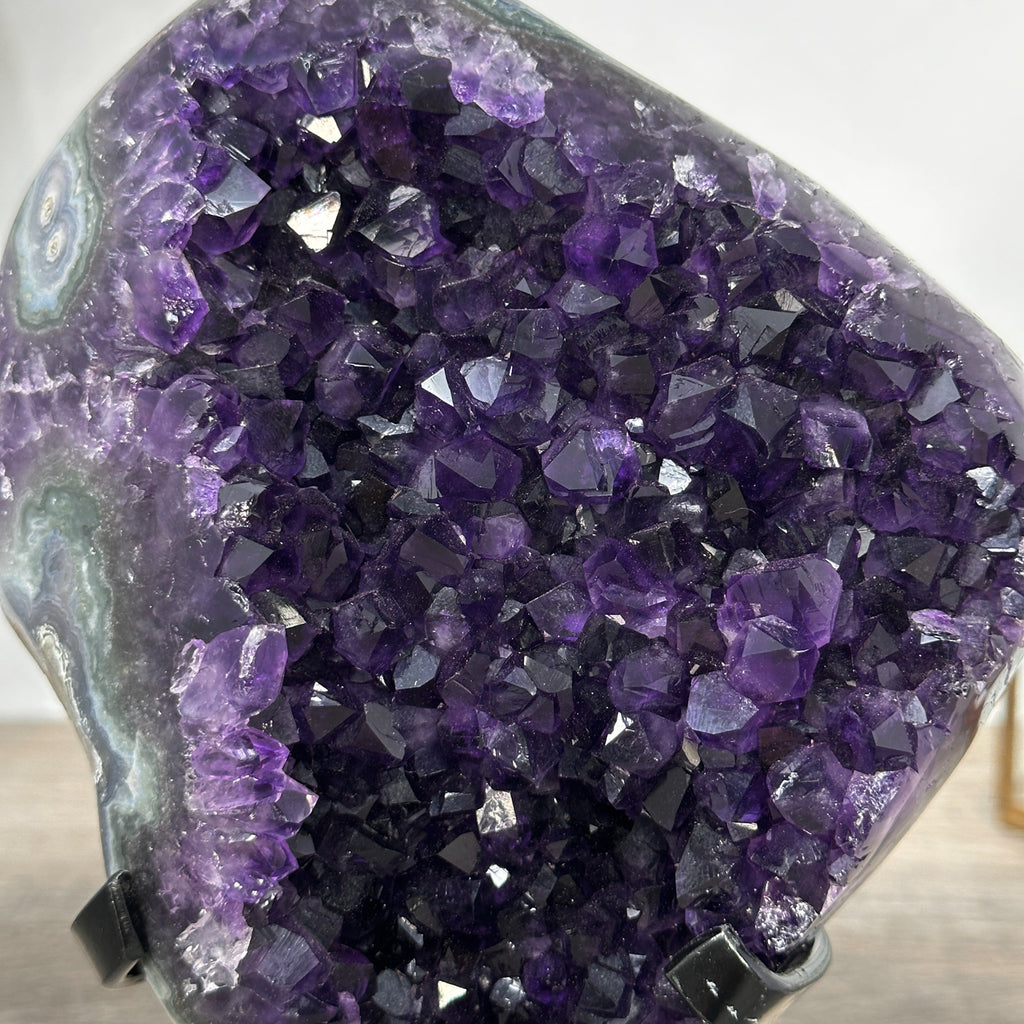 Amethyst-Geode mit klarer, lichtreflektierender Kristallstruktur
