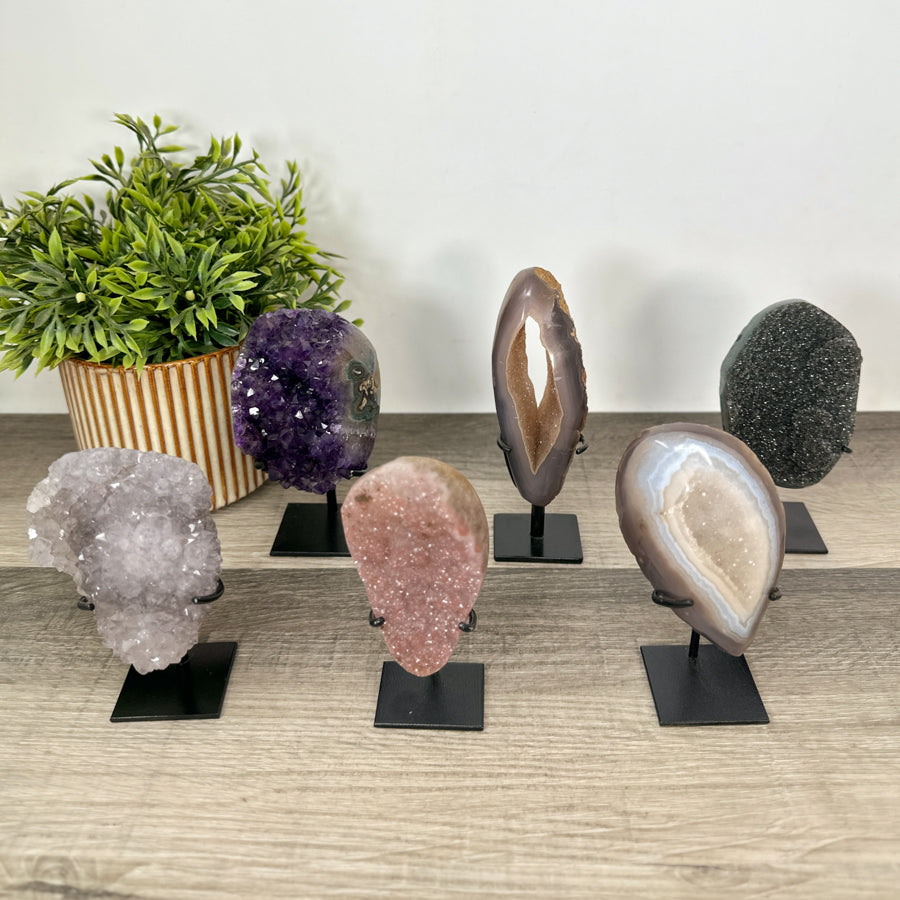 Kristallskulpturen-Set 6-teilig,mit facettierten Natursteinformationen und natürlicher Mineralstruktur