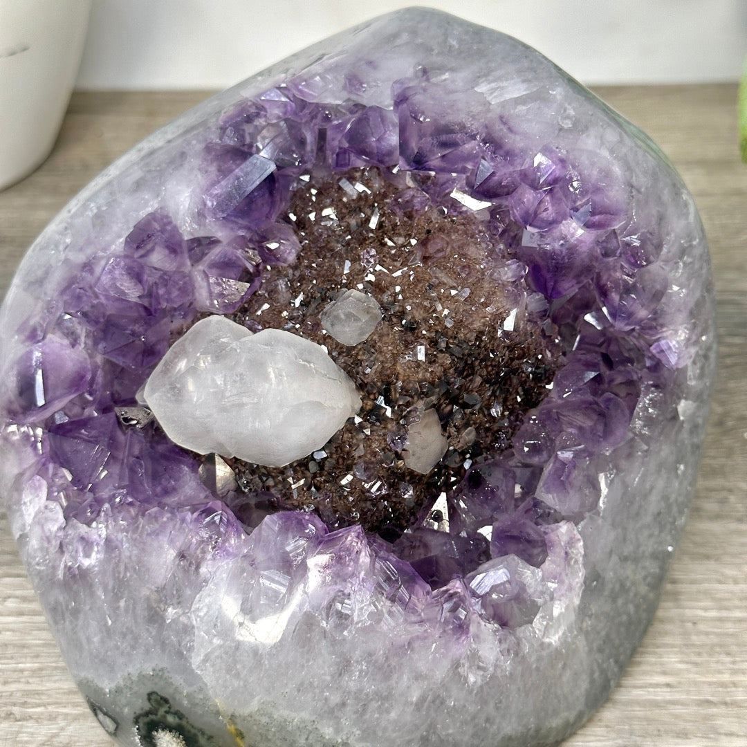 Amethyst-Cluster mit schwarzem Hämatit und feiner Kalzitbildung