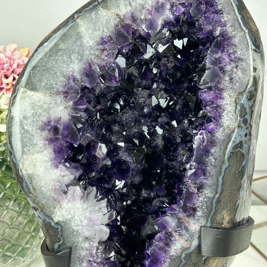 Amethyst-Geode groß mit tiefvioletten, lichtreflektierenden Kristallen, in exklusiver Premiumqualität