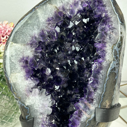 Amethyst-Geode groß mit tiefvioletten, lichtreflektierenden Kristallen, in exklusiver Premiumqualität
