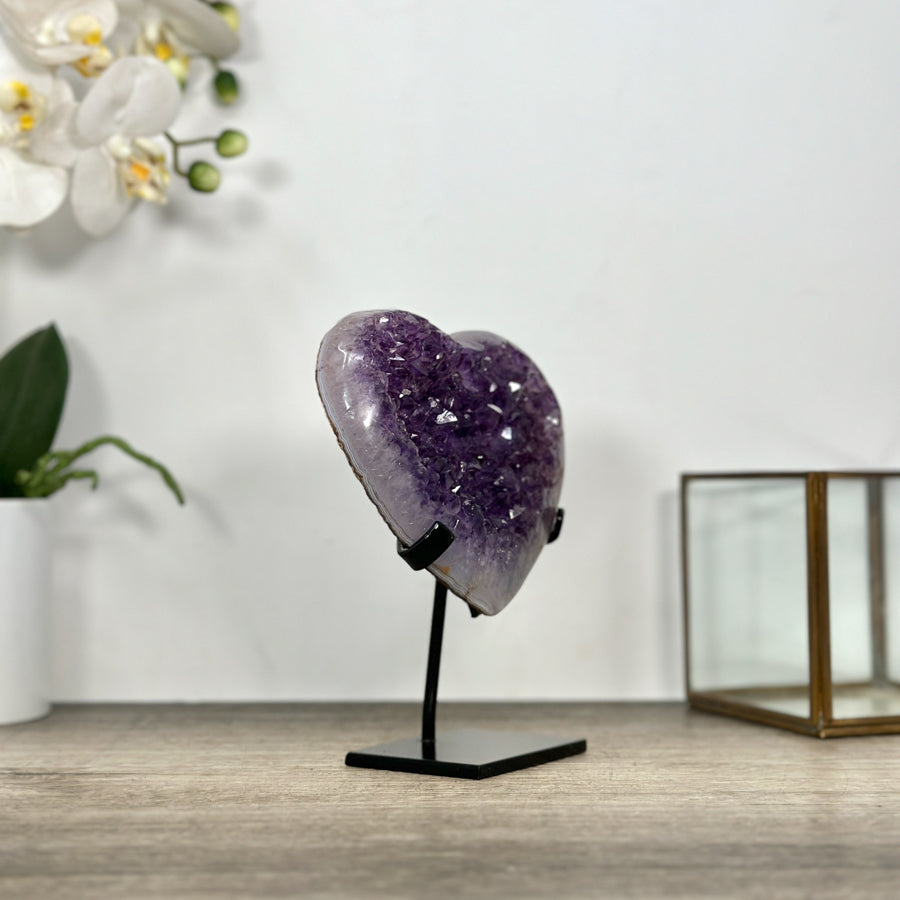 Amethyst-Quarz-Herzskulptur mit violetter Kristallzone und kristallklarer Quarzmatrix