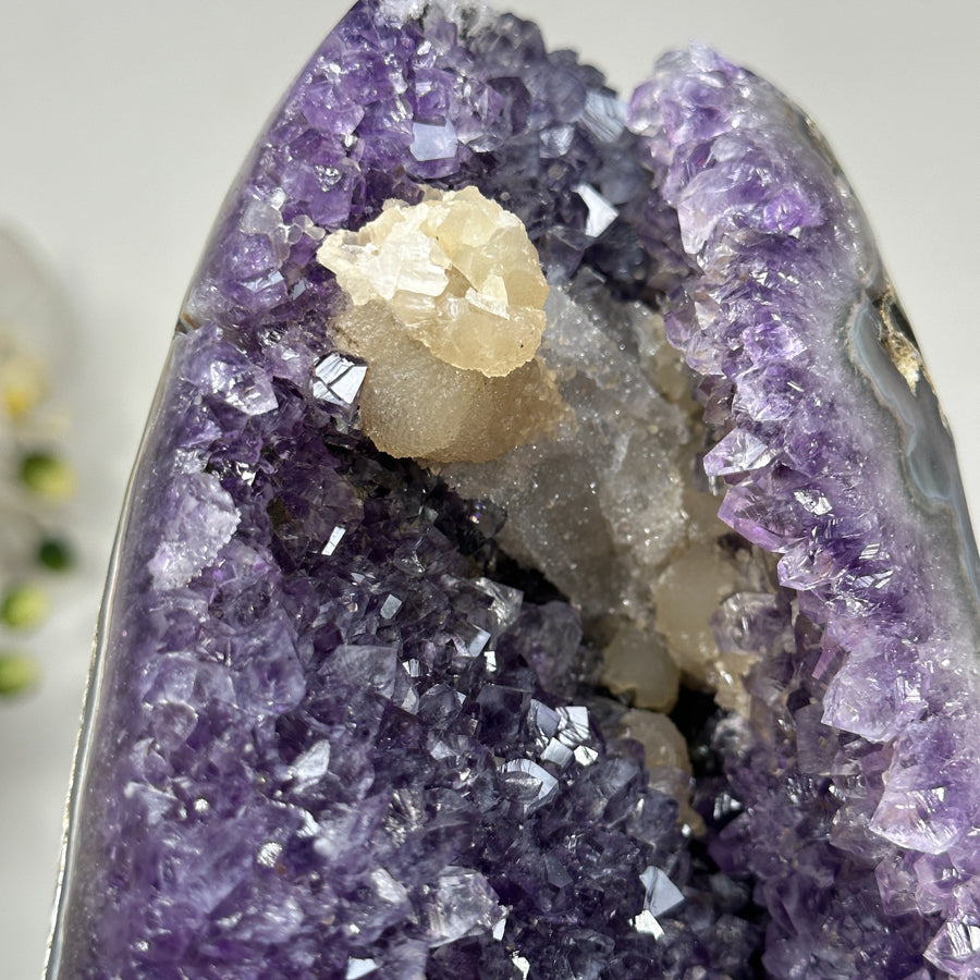 Amethyst-Geode mit wunderschön plastischer Kalzitformation