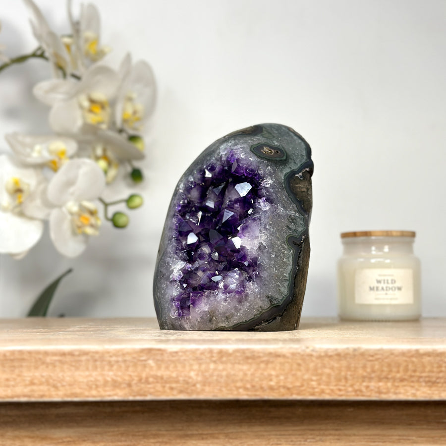 Amethyst-Kathedrale mit großkristalliner, tiefvioletter Kristallbildung