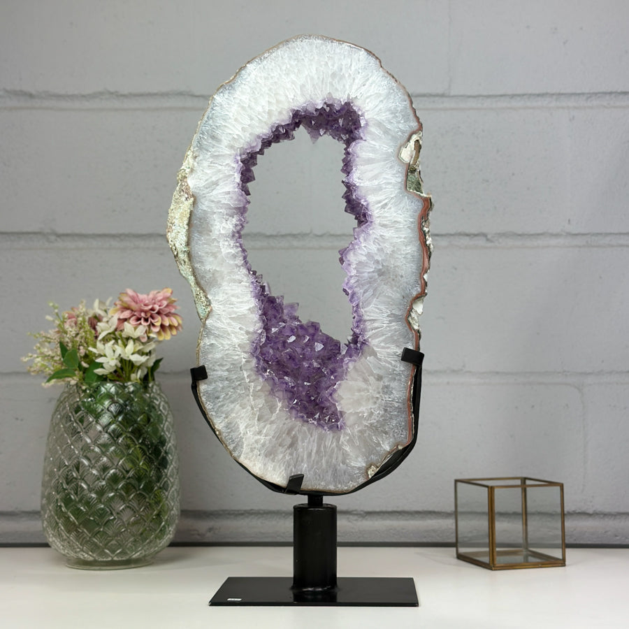 Amethyst-Geodenplatte groß mit portalartiger Kristallöffnung, in exklusiver Premiumqualität