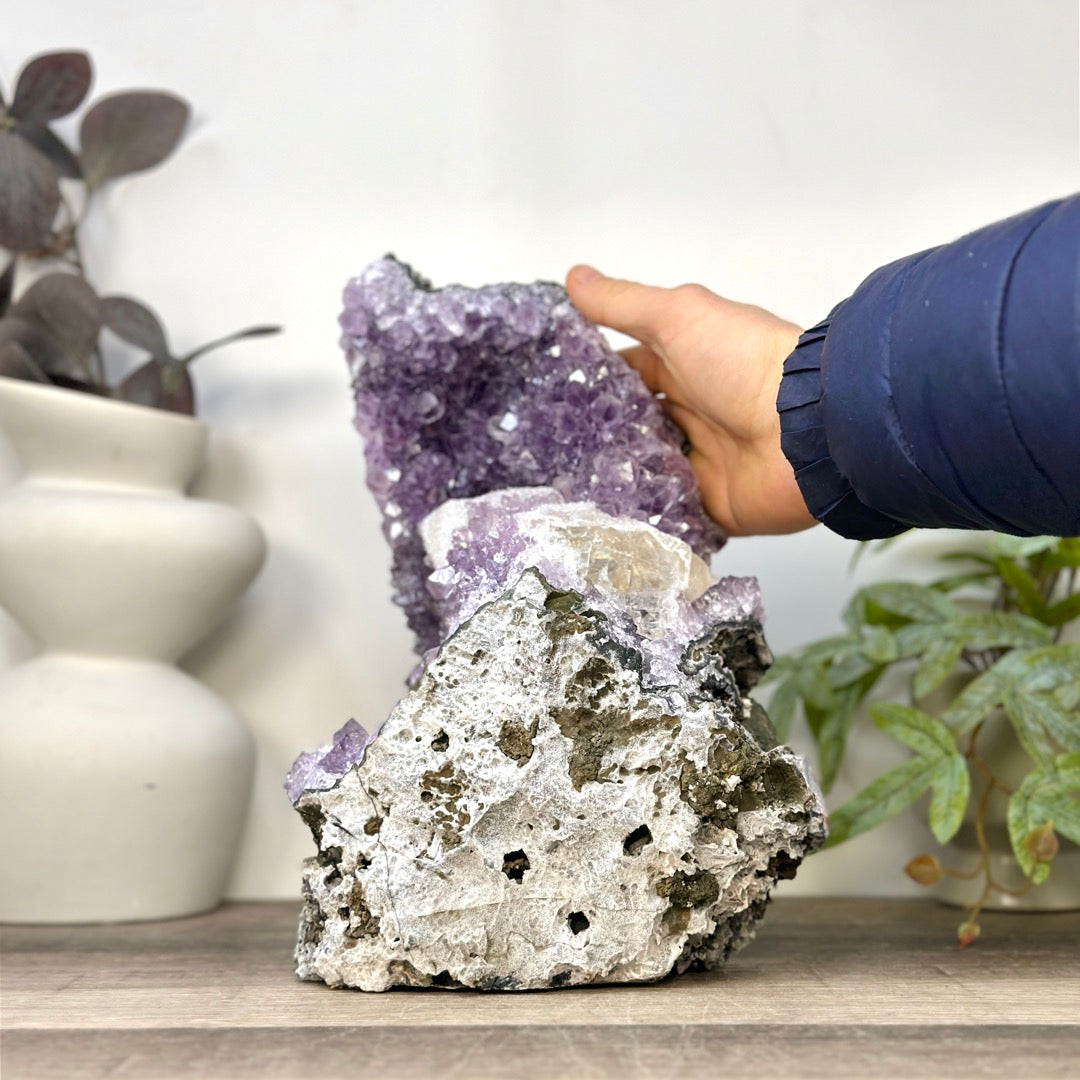 Amethyst-Kathedrale mit dichter Zuckerkristall-Beschichtung und feiner Kalzitbildung