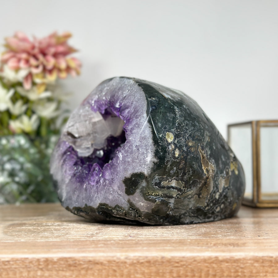 Amethyst-Achat-Geode mit plastischer Kalzitformation