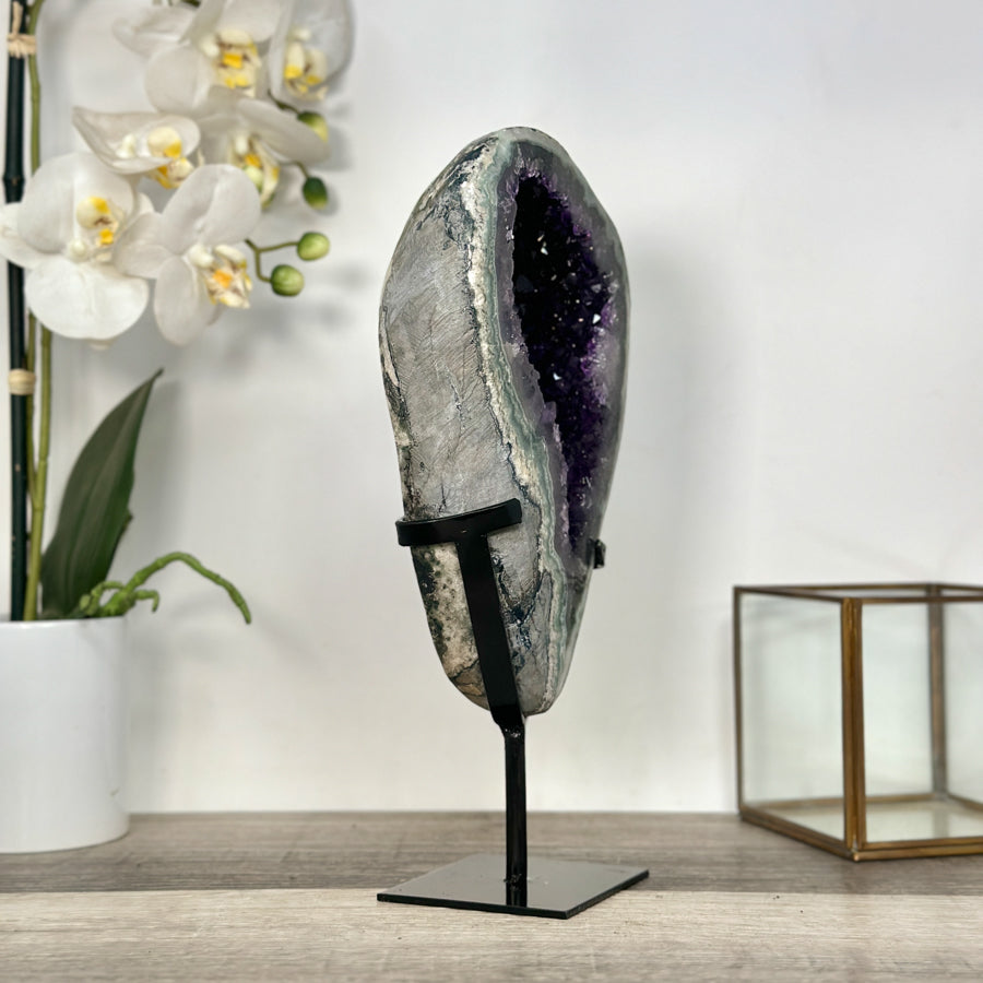 Amethyst-Geode mit präzise definierter Kristallstruktur