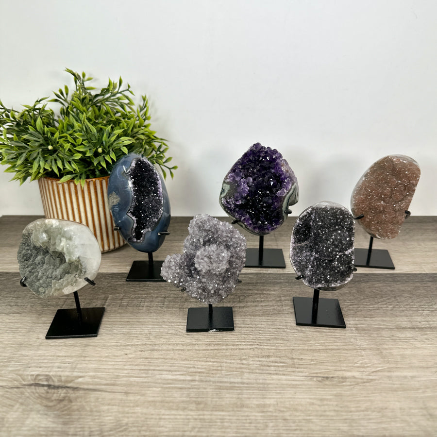 Kristallenskulpturen-Set 6-teilig, mit facettenreicher Kristallstruktur und kontrastreicher Mineralvielfalt