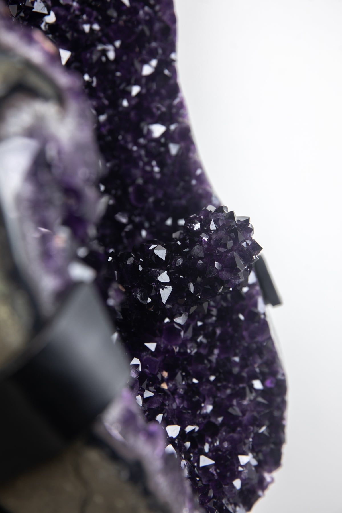 Amethyst-Geode groß mit ausgeprägter Stalaktitenstruktur, in exklusiver Premiumqualität