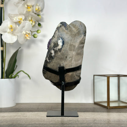 Amethyst-Geode mit augenartiger Struktur und tiefvioletter Kristallauskleidung