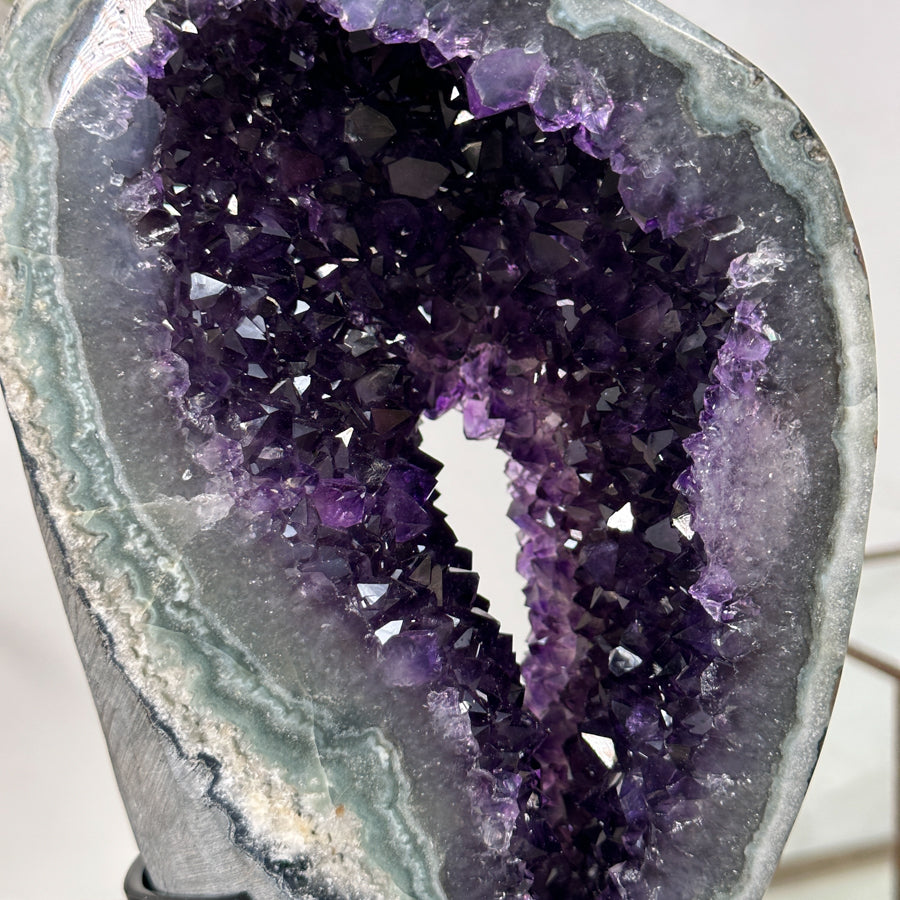 Amethyst-Geode mit präzise definierter Kristallstruktur