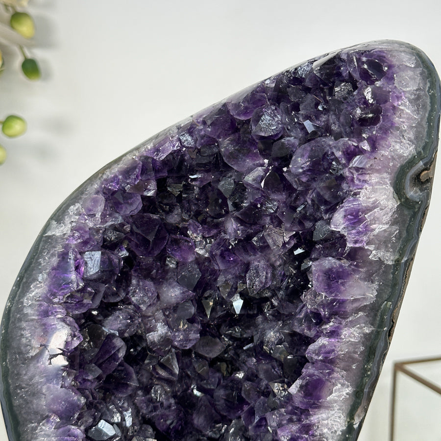 Amethyst-Geode mit tiefvioletter, massiver Kristallformation