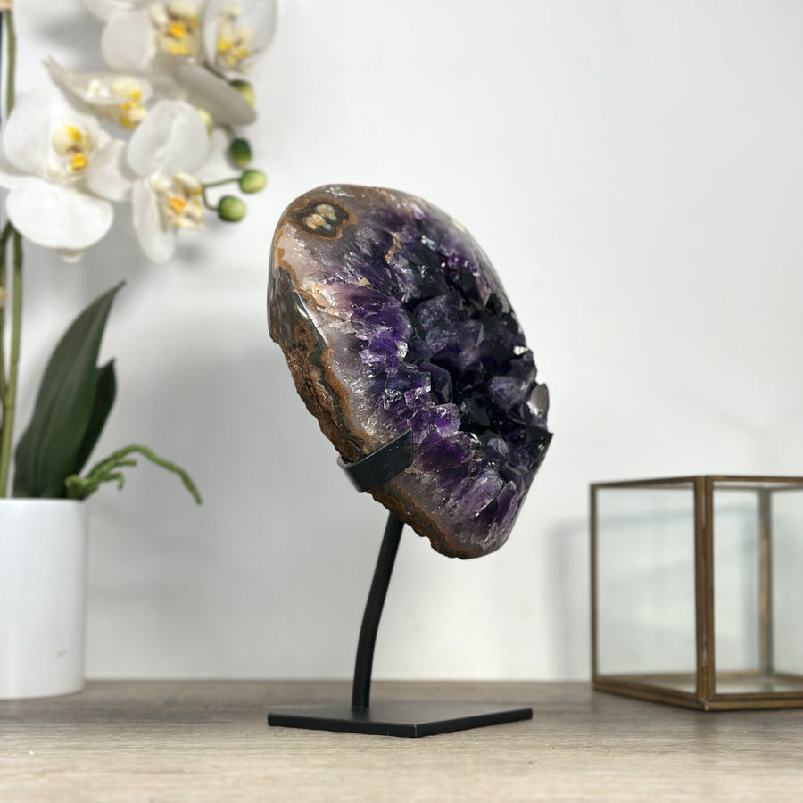 Amethyst-Kristallcluster mit lebendig strukturierter Oberfläche