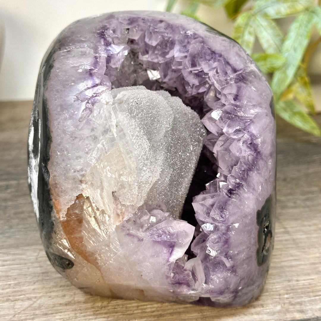 Amethyst-Geode mit natürlichem Kalzit-Kristalleinschluss und feinen Spitzen