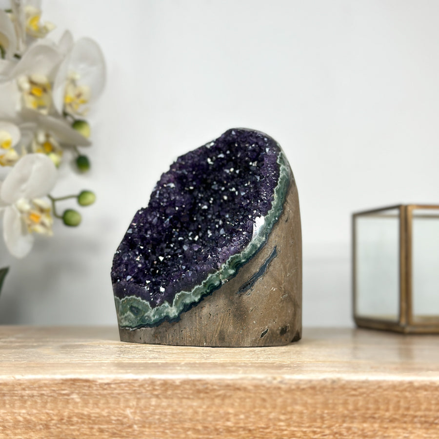 Amethyst-Druse mit kompakter Kristallstruktur und gleichmäßiger Ausrichtung