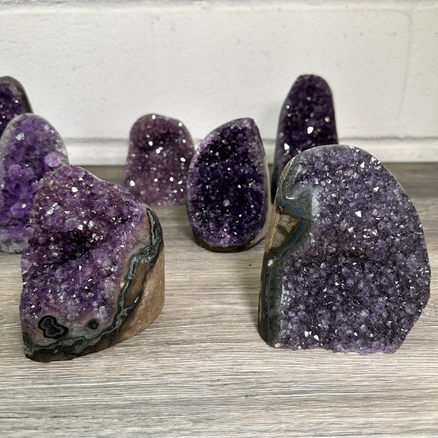 Amethyst-Kathedralen-Set 12-teilig, mit symmetrisch gewachsenen, violetten Kristallkammern