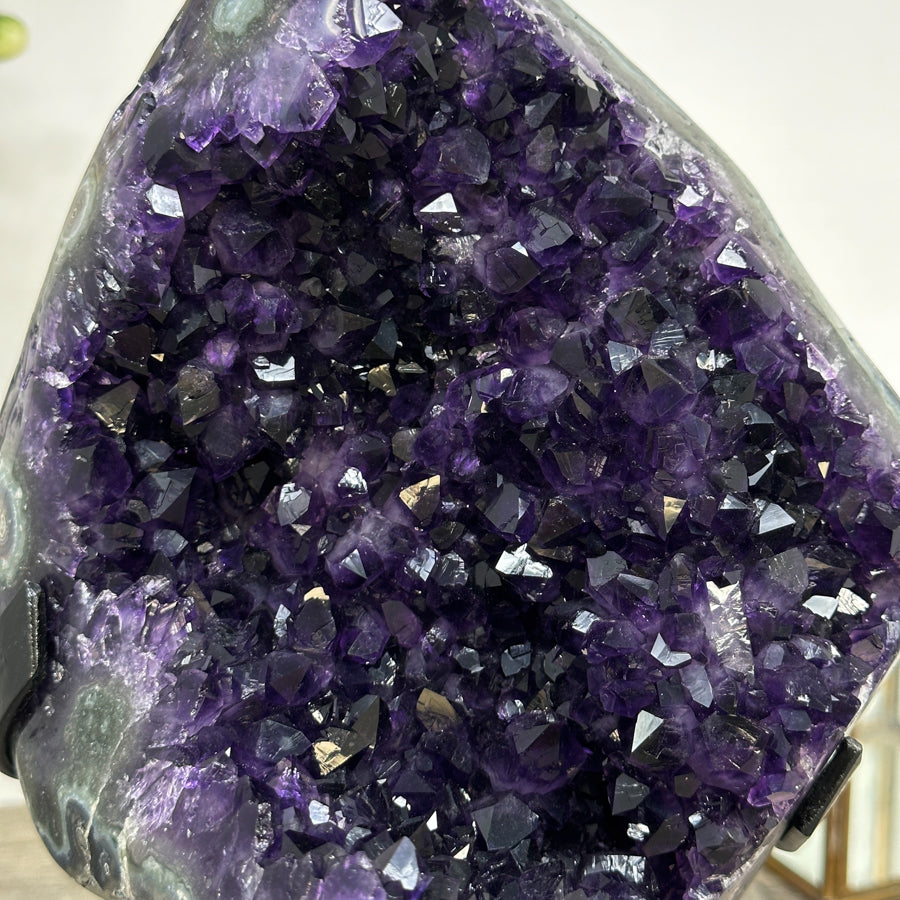 Amethyst-Geode mit tiefvioletter, raumgreifender Kristallstruktur, in ausgewählter Spitzenqualität