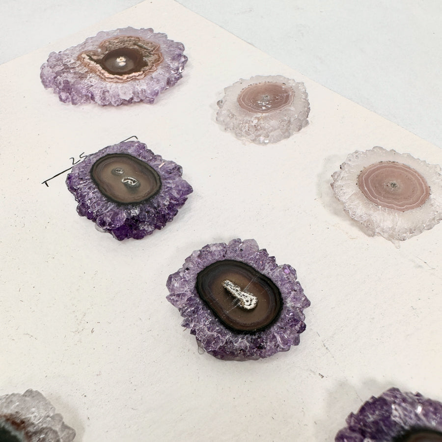 Amethyst-Quarz-Grünjaspis-Stalaktiten-Scheiben mit lebendiger Mineralstruktur