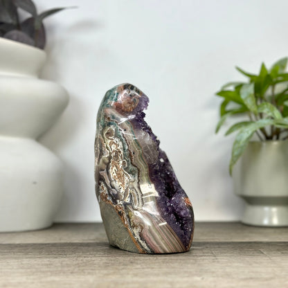 Amethyst-Geode in Sammlerqualität mit Kalzitformation und grüner Jaspis Schale