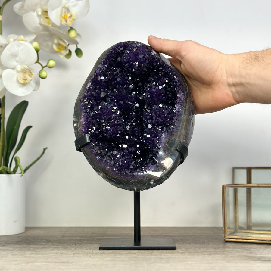 Amethyst-Geode mit purpurner, klar definierter Kristallhöhle