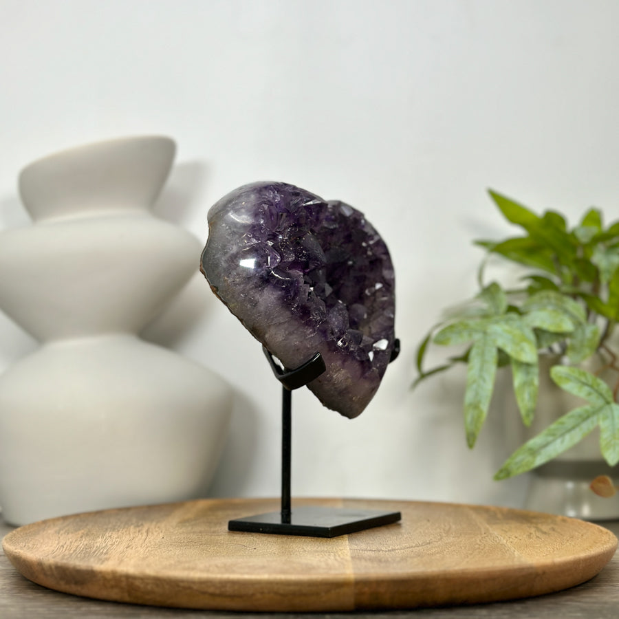 Amethyst-Kristallherz mit dicht gewachsener, purpurner Kristallstruktur