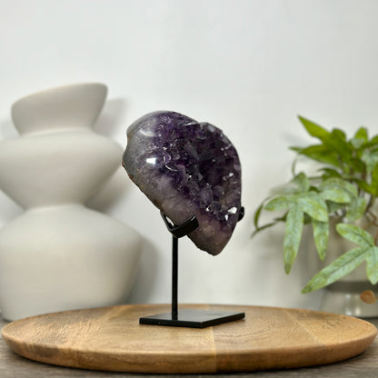 Amethyst-Kristallherz mit dicht gewachsener, purpurner Kristallstruktur